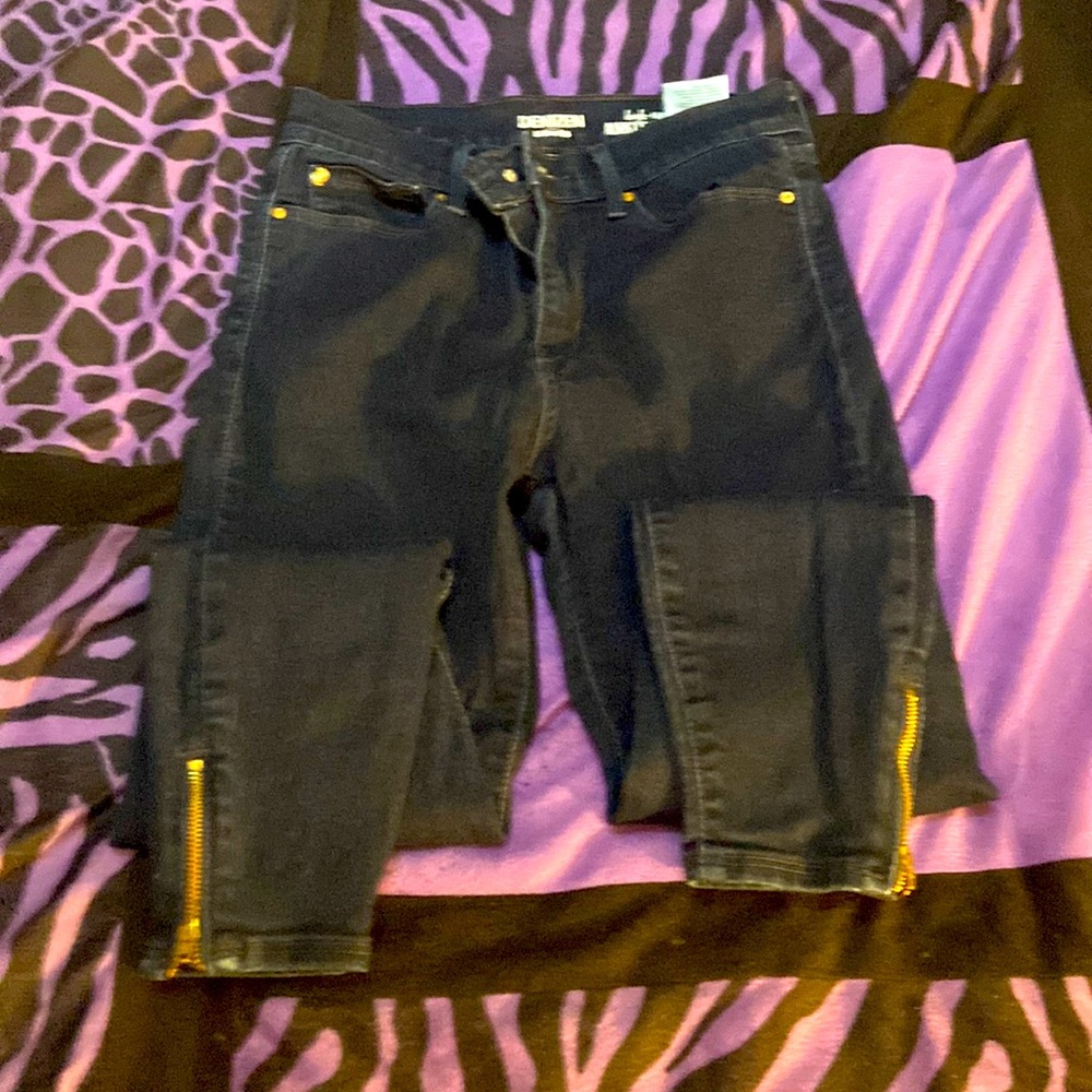 Size 7…Levi’s Denizen Jeggings. Dark blue and Very Comfortable.